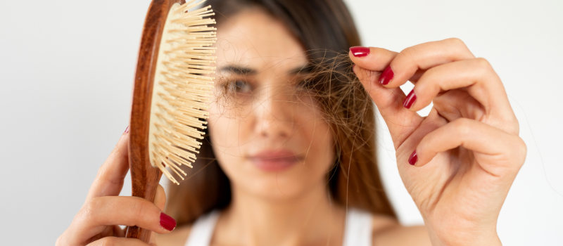 How to Manage Postpartum Hair Loss Featured Image